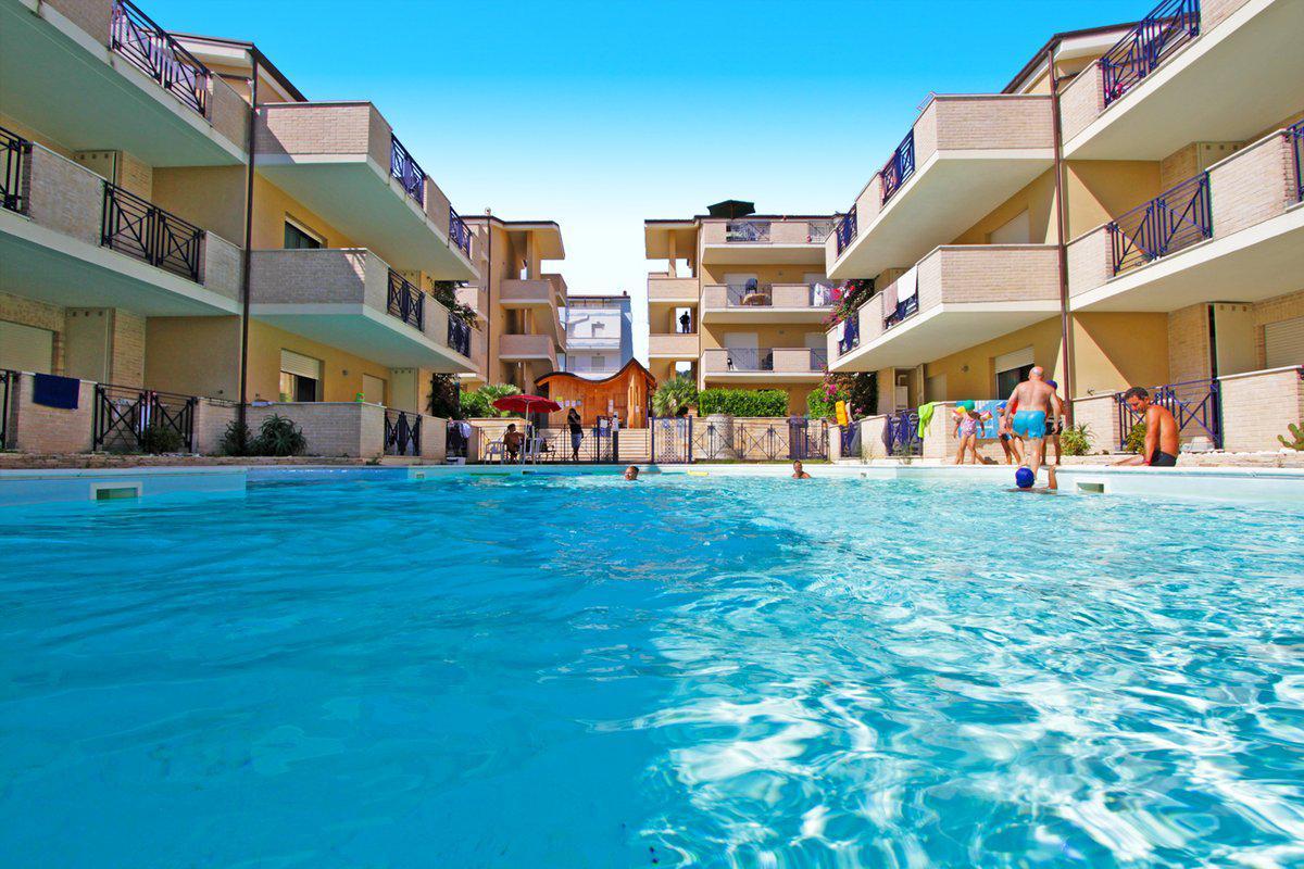 Green Bay Village Пинето Экстерьер фото